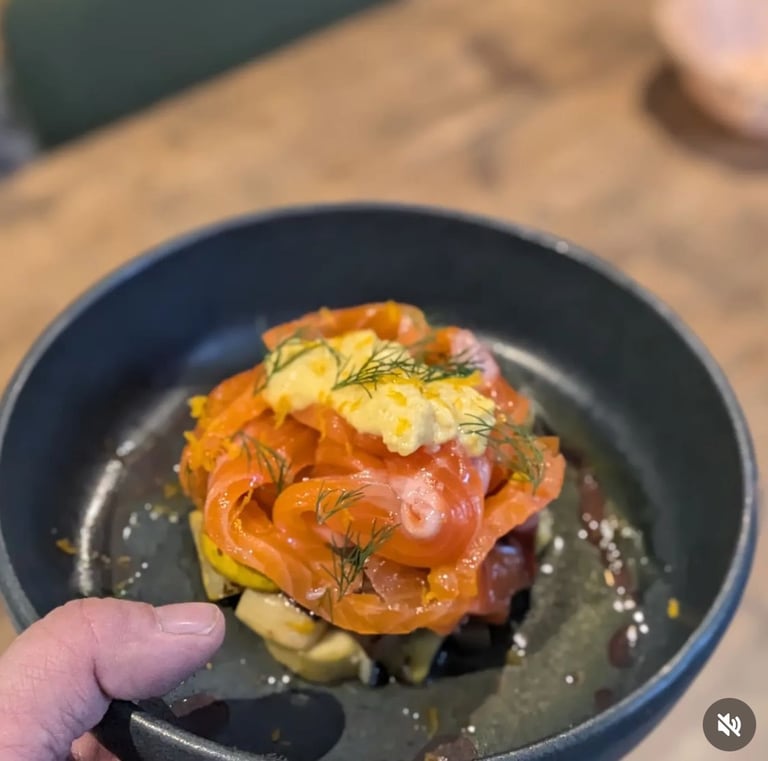 buns truite fumée avocat oeuf