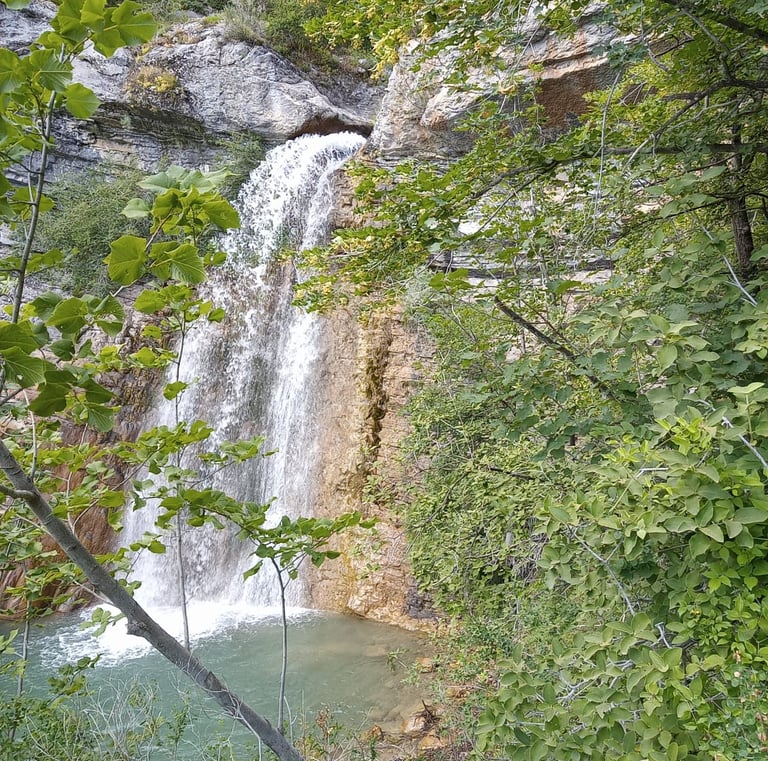 belle cascade au canyon de Rabou, Serre-Ponçon, Alpes du sud, Embrun, Chorges, Savines