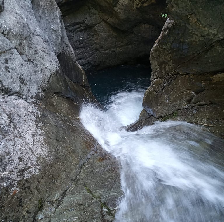Toboggan 14 mètres canyoning de Freissinières, canyon sportif Hautes-Alpes, canyon aventure