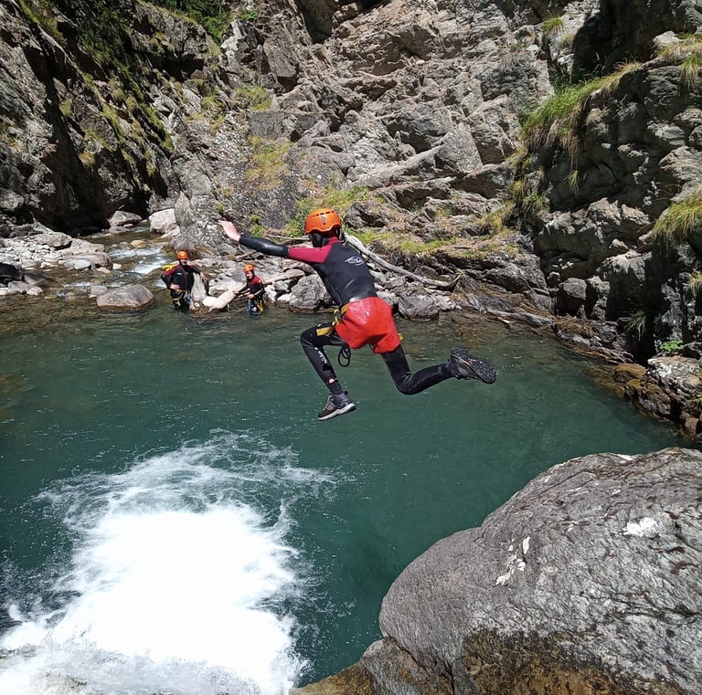 grand saut dans le canyon des Oules de Freissinières, canyoning Serre-Ponçon, aventure aquatique