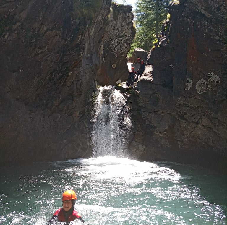 Fun dans le canyon de Oules de Freissinières, Canyon Aventure Briançon, Hautes-Alpes