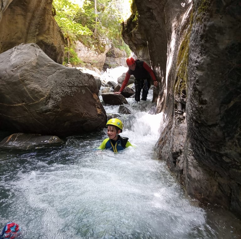 Marche aquatique au canyon du Fournel, canyon pour enfants de 8 ans, familles