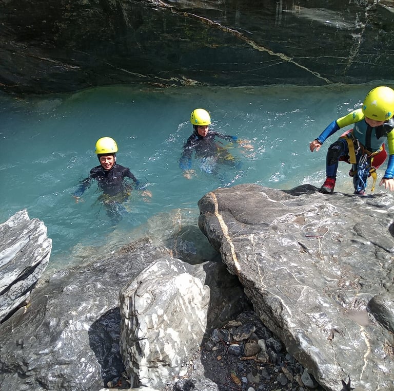 Baignade d'enfants lors de la randonnée aquatique du couleau, vers Embrun et Guillestre
