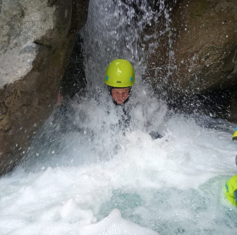 Baignades et cascades en famille lors de la randonnée aquatique du couleau