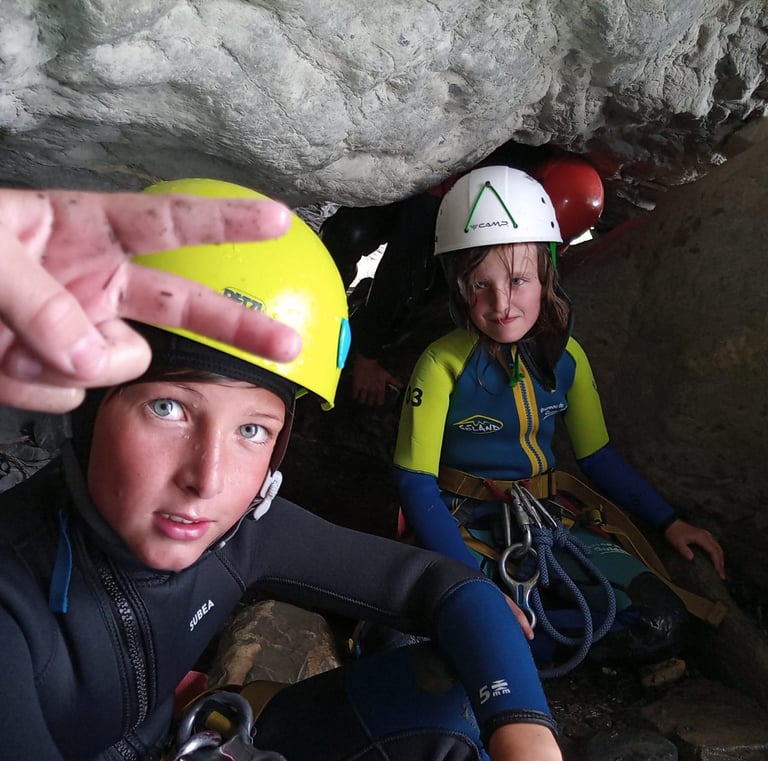Activité pour enfants de 6 ans à Serre-Ponçon, en randonnée aquatique et canyoning