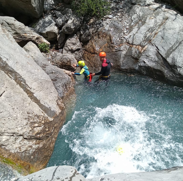 canyoning Hautes Alpes lac de Serre ponçon en famille, enfants à partir de 6 ans