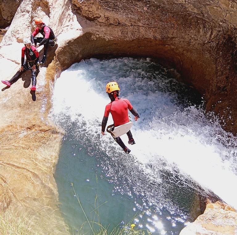 Saut facultatif dans le canyon de Rabou près de Rousset