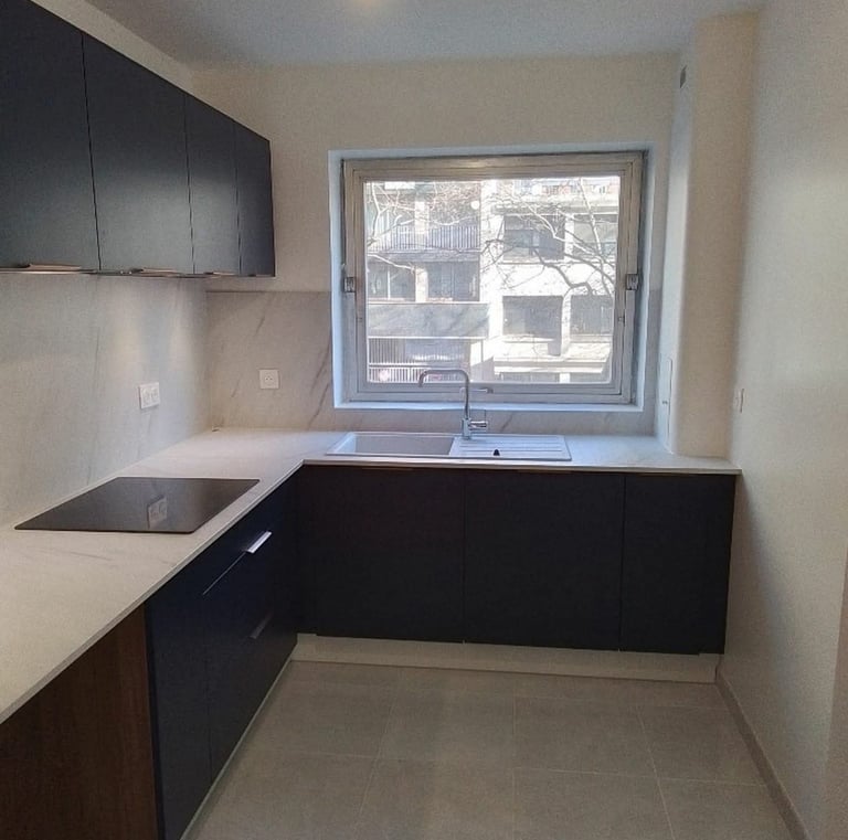 Aménagement cuisine sur mesure avec rangements intégrés