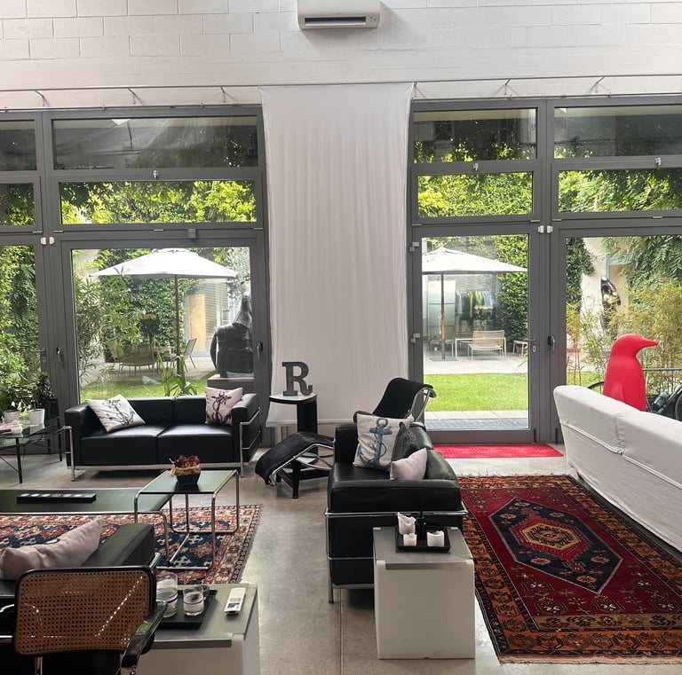 Spazio, stile e natura: benvenuti al Loft Garden. Un ampio open space e un giardino di oltre 250 mq 