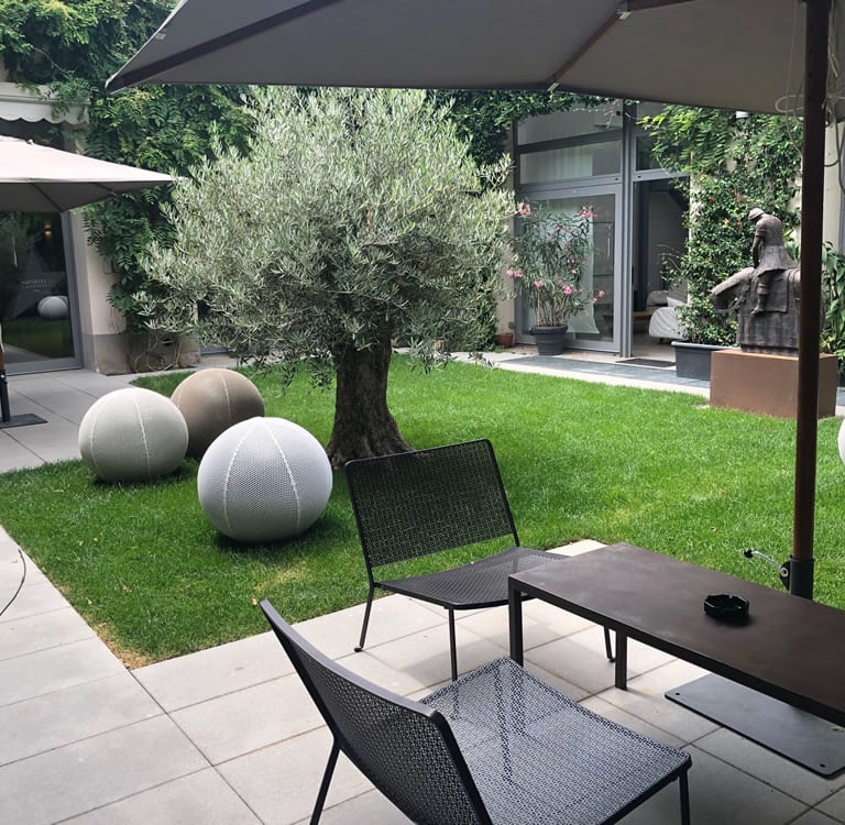 Spazio, stile e natura: benvenuti al Loft Garden. Un ampio open space e un giardino di oltre 250 mq 
