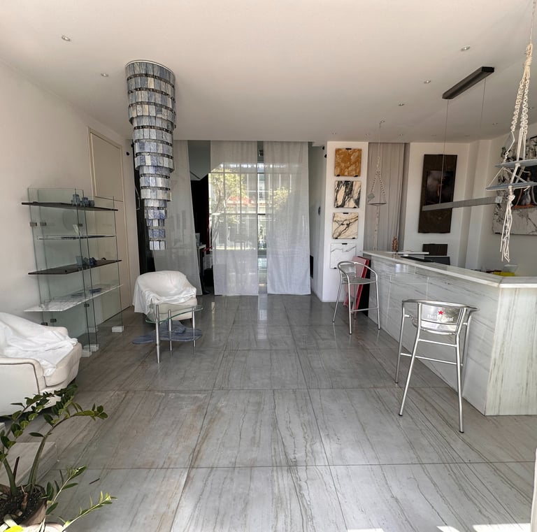 Questo pregiato loft Navigli deve il suo nome agli splendidi marmi Macaubas ottimo x feste aziendali