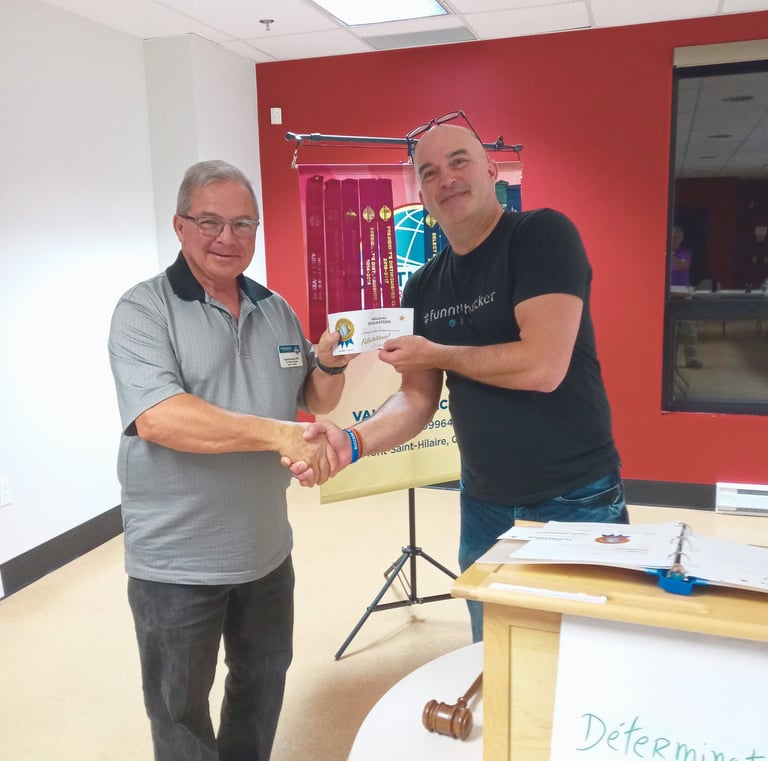 Le groupe Toastmasters Vallée-du-Richelieu félicite un membre pour sa performance. 3