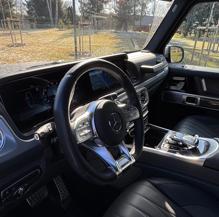 Mercedes G klasės vairuotojo vieta po salono valymo – švarus prietaisų skydelis ir salonas.