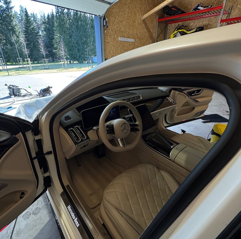 viesus Mercedes automobilio salonas po giluminio valymo – kokybiškas rezultatų pristatymas.