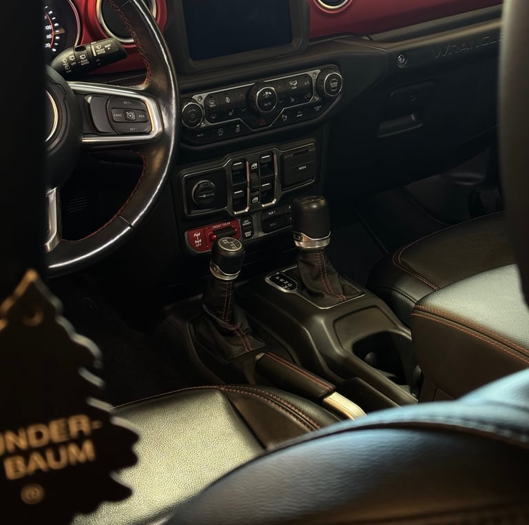 Juodo odinio interjero automobilio salonas po salono valymo – švarus ir tvarkingas vidus.