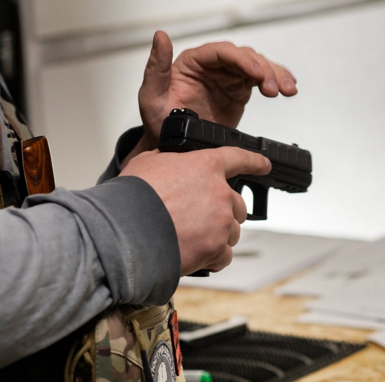 vyras laikantis pistoletą