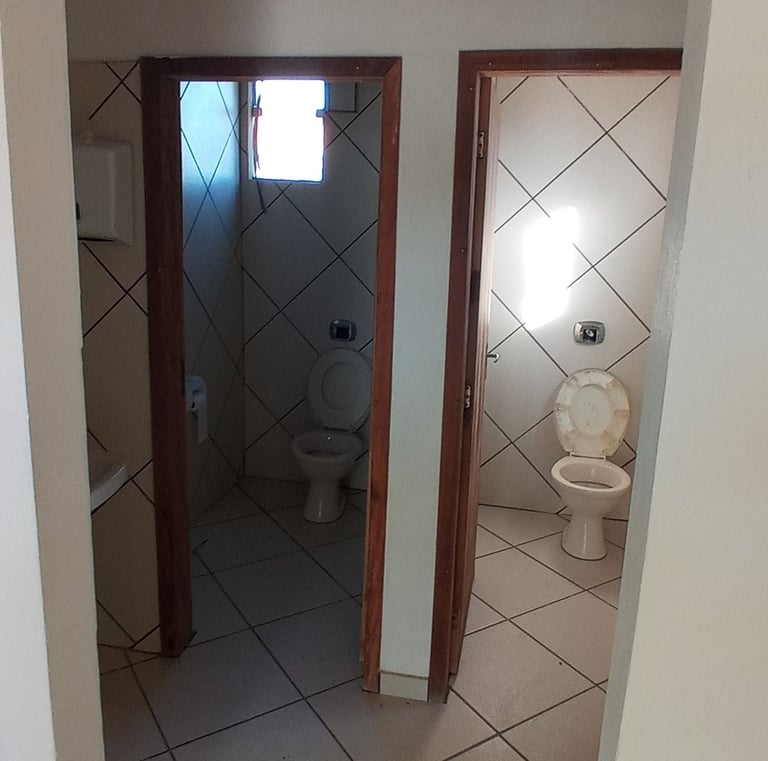 Imovel comercial no bairro Iperoba em Sao Francisco do Sul - mostrando os banheiros