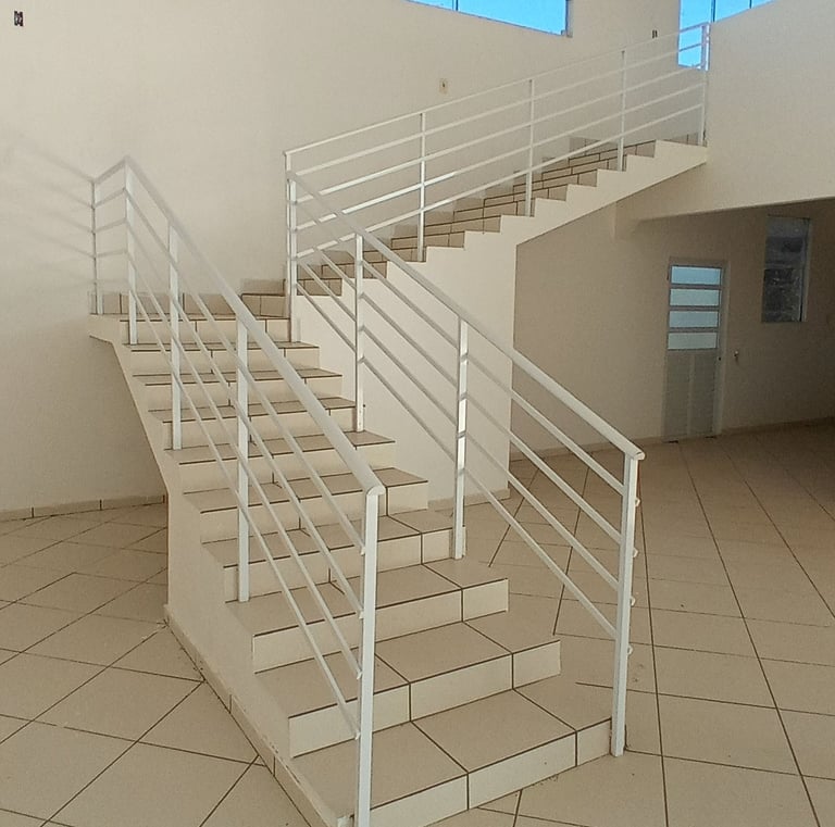 Imovel comercial no bairro Iperoba em Sao Francisco do Sul - mostrando a escada de acesso ao mesanino