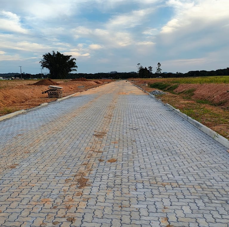 Lotes à venda em Araquari - Rua sendo pavimentada no Loteamento Recanto da Fazenda