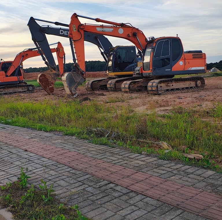 Lotes à venda em Araquari - Máquina trabalhando no Loteamento Recanto da Fazenda