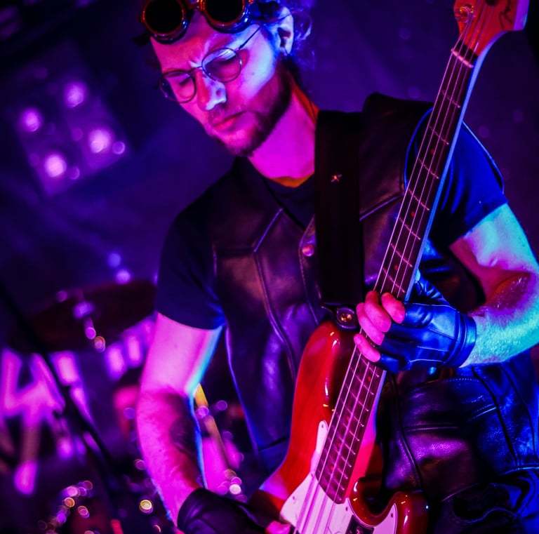 bassiste Thomas Rateau jouant de la basse sur la scène du faster than light festival à Douai en 2023