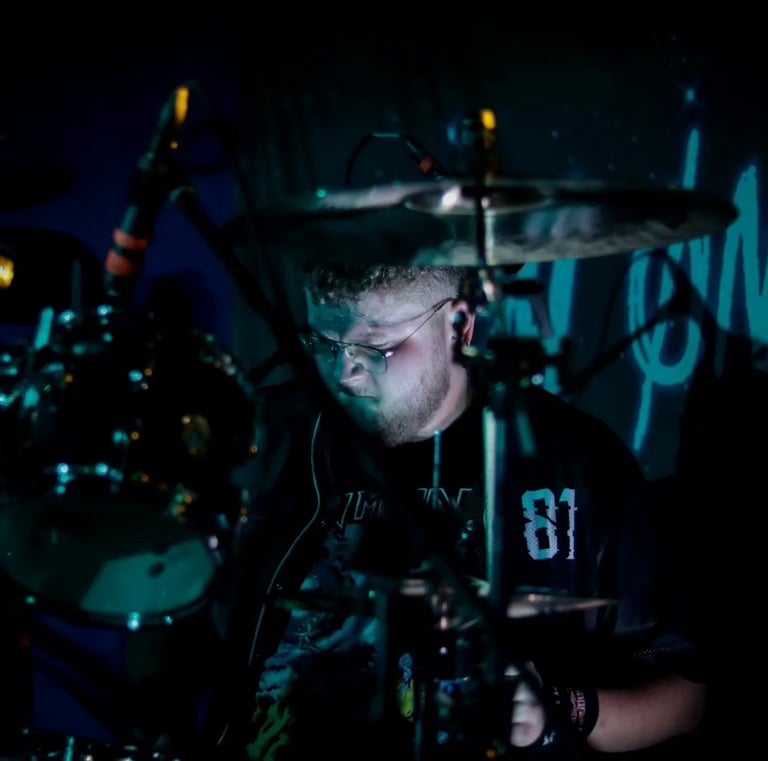 batteur du groupe de rock alternatif / hard rock / metal Rush On Mars Arthur Debary éclairé d'une Lumière bleu.