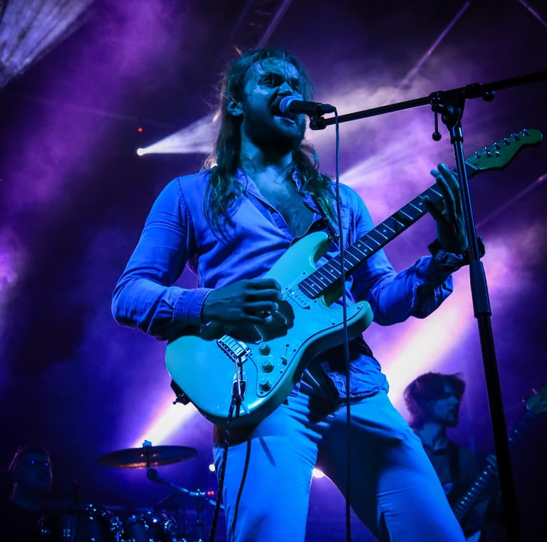 Nathan dartevert le guitariste et chanteur de Rush On mars, chantant et jouant de la guitare sur la scène du festival petit w