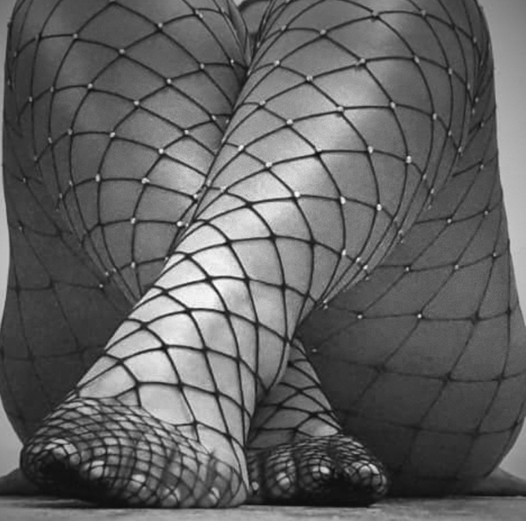 pies y piernas de modelo galatea entrecruzadas con mallas