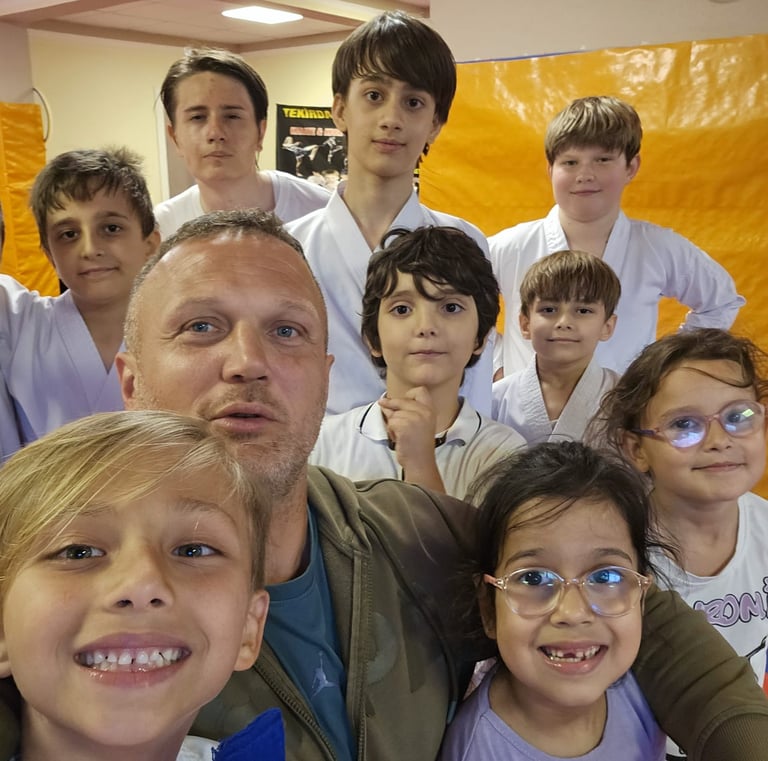 dünya karate şampiyonunun öğrencileri