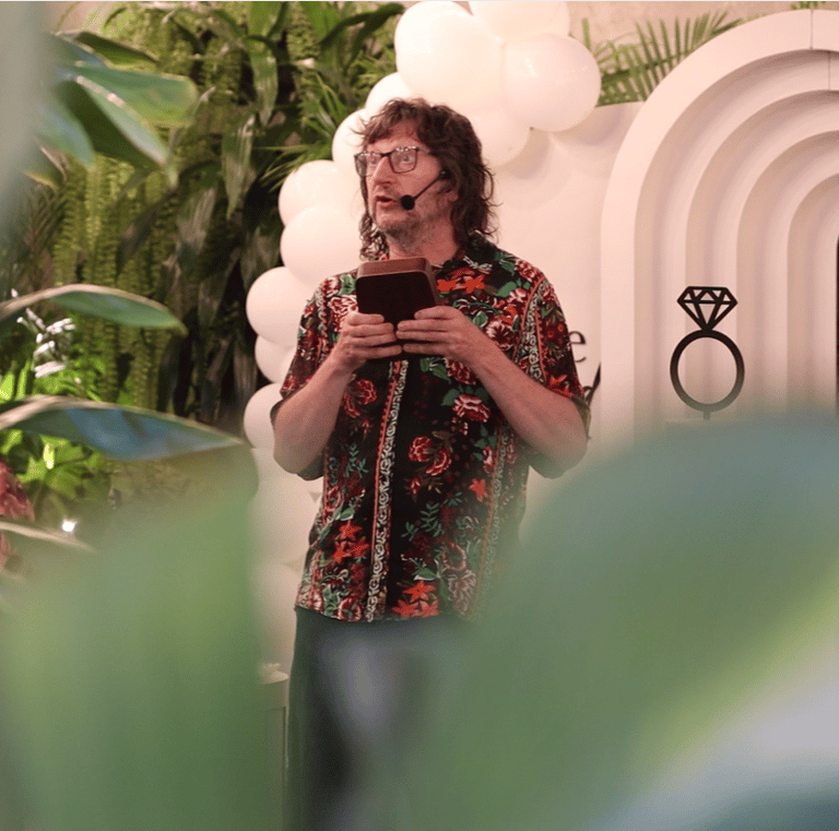 Francois Vallaeys contando un cuento