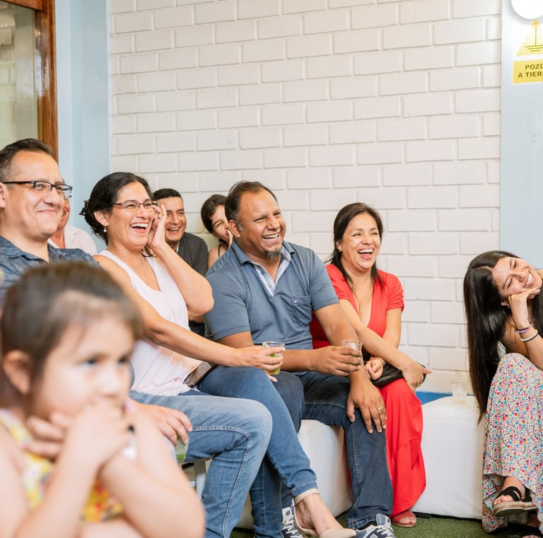 Público de todas las edades riendo en Baby Shower