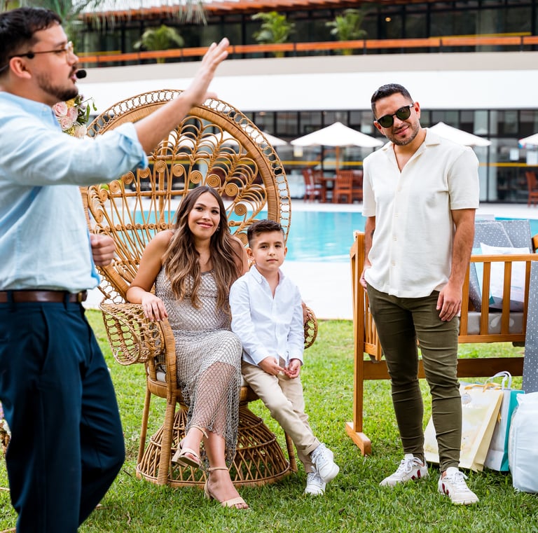 Familia feliz viendo al mago en su celebración de baby shower