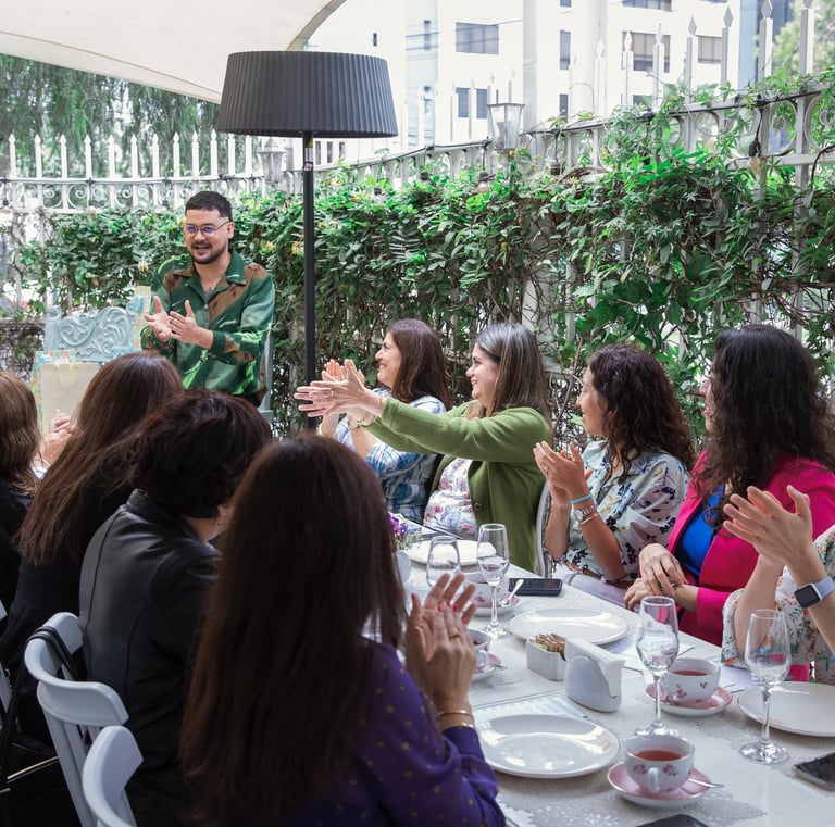 Mesa con mujeres y mago en brunch de baby shower