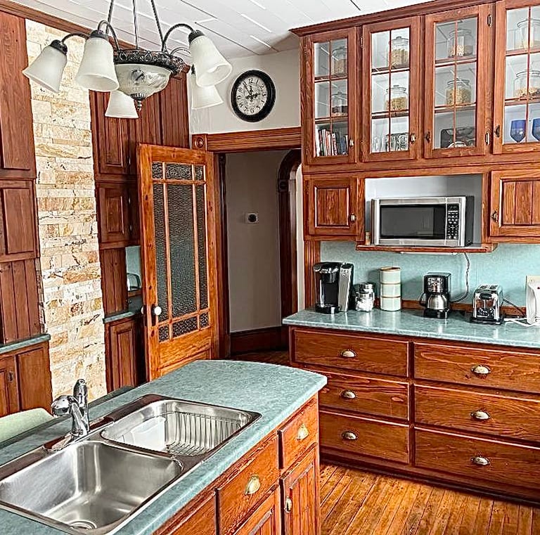 Balmor Landing Best Cape Breton Airbnb with large farmhouse kitchen, older home, sleeps 8 people