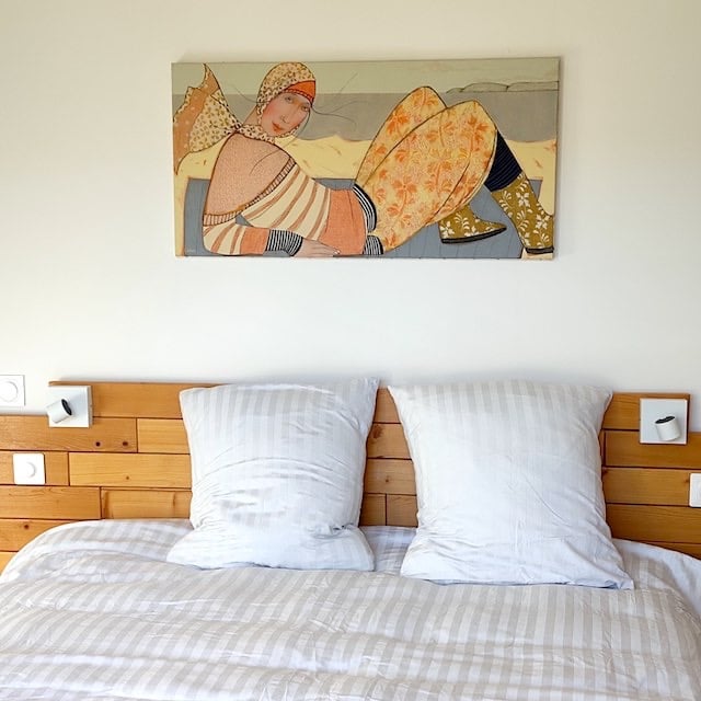 chambre 2 lit et tableau meublé de tourisme confort et lumière