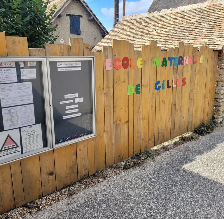 Lettres en bois multicolores pour une école maternelle