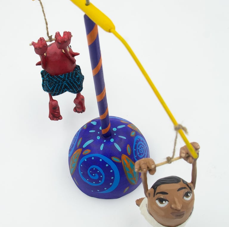 Juguete móvil mexicano hecho con cartonería