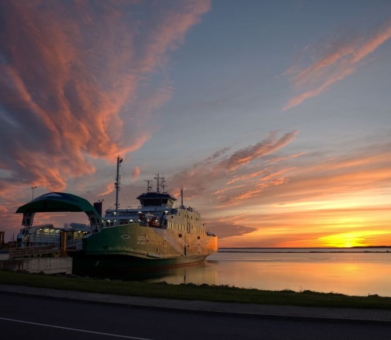 Kelionės kemperiu, prie kelto į Hiuma salą