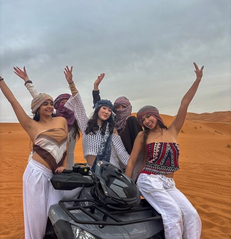 Meninas brasileiras passeando de quadriciclo no Deserto do Saara, aventura e turismo em Marrocos.