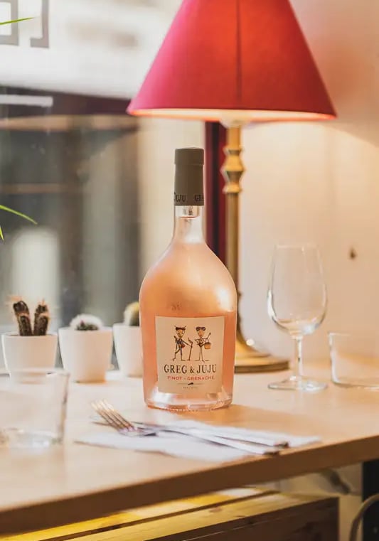 Bouteille de rosée fraiche dans une boutique