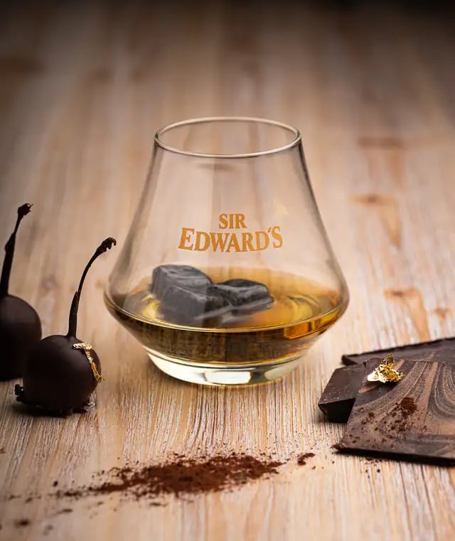 une belle photo d'un verre de whisky sir edward's sur une table