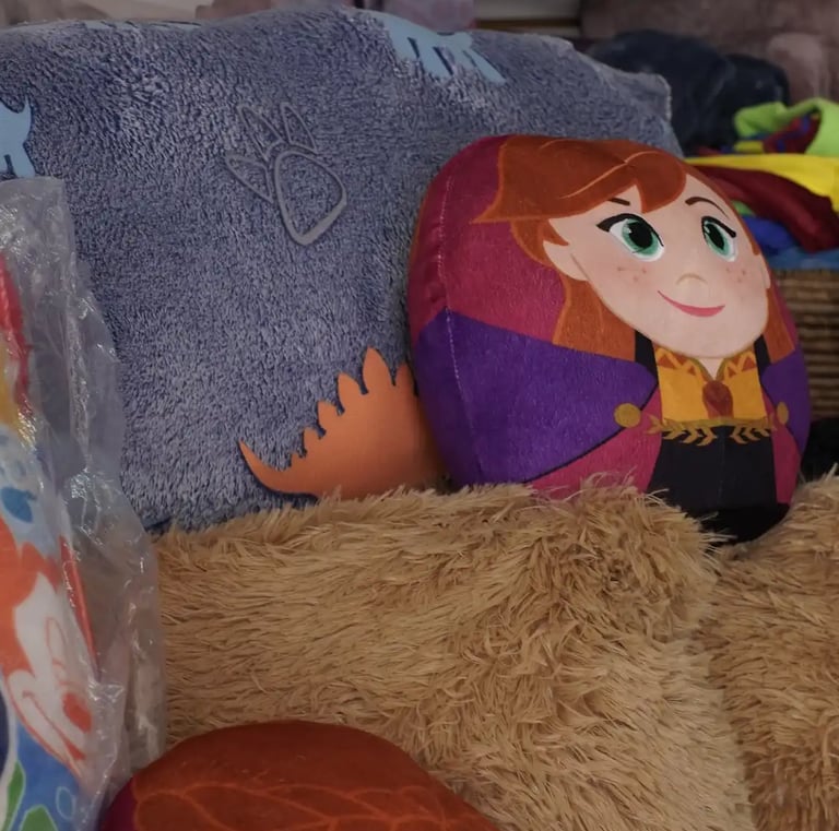 Diferentes cojines de tamaños, colores y forma. Apilados unos encima del otro.