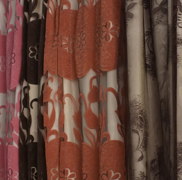 Diferentes tipos de cortinas, mostrando la variedad de opciones que ofrece la tienda.