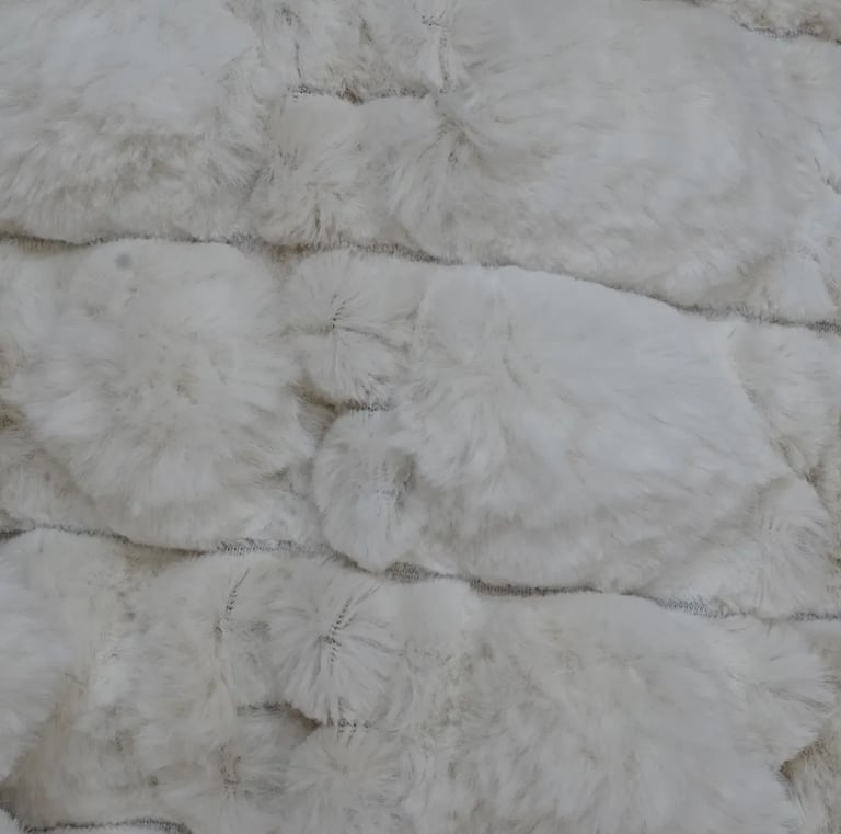 Un edredón felpado blanco.