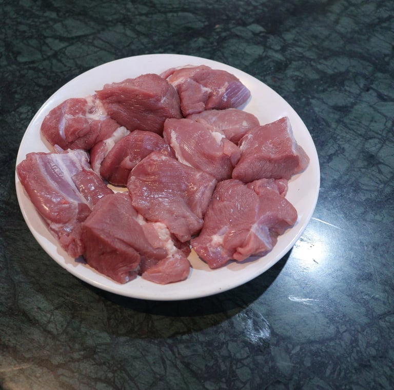 a plate of raw meat with boneless meat and bonles mutton