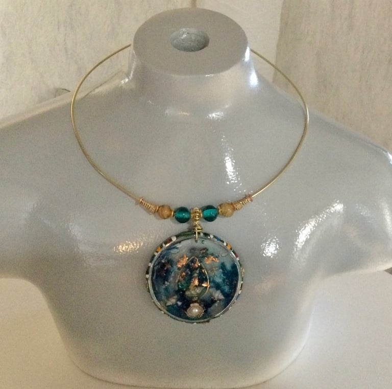 Wire checker necklace, UV resin, pearl , wire..