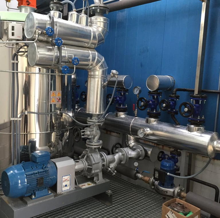 Sala de maquinas de la instalación de aceite térmico a 300ºC en una fabrica de conservas