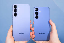 two hands holding two samsung galaxy note 8- rev digital fr fnac avis
