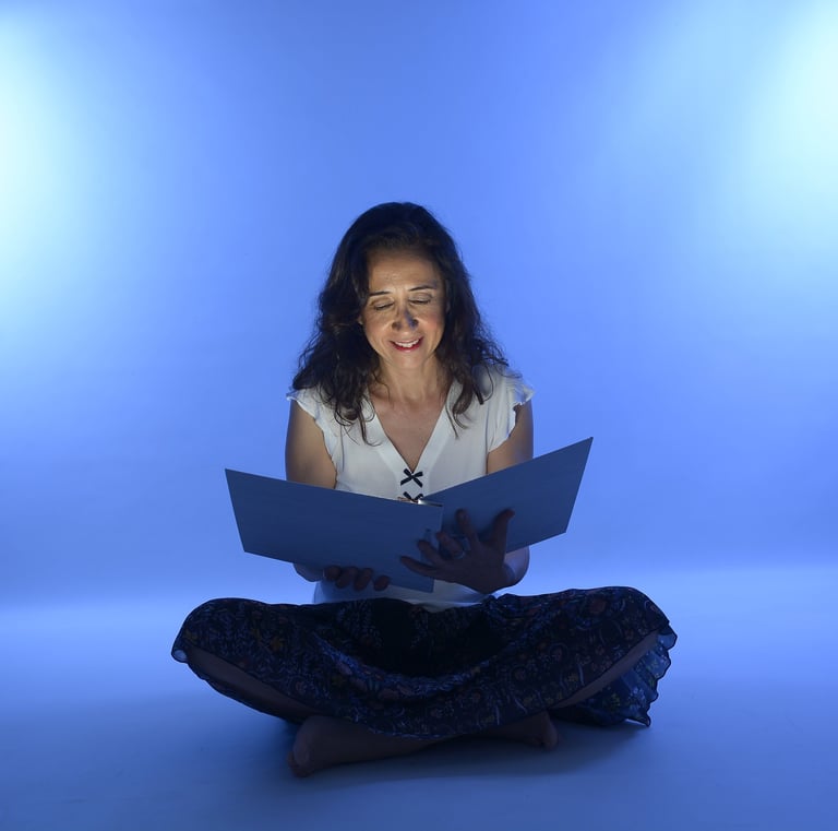 Raquel Fuentes, autora de Leo, leyendo