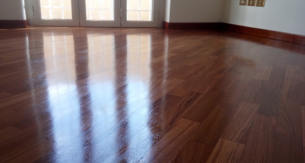 Ponçage de parquet par DG Services - rénovation professionnelle pour sols en bois en Suisse romande